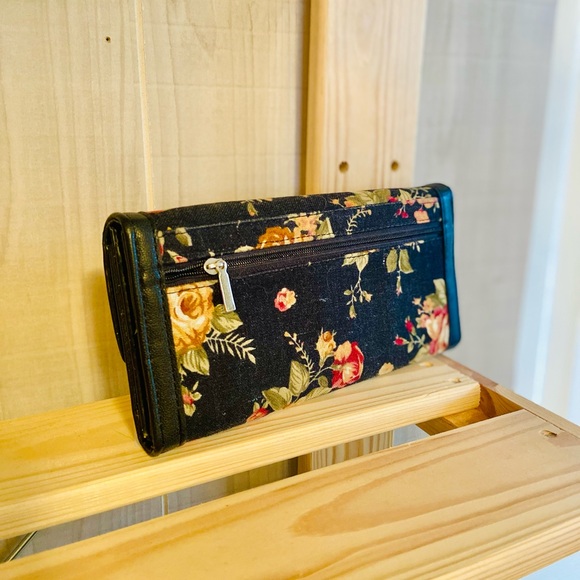 Trifold Floral Wallet - Picture 2 of 4